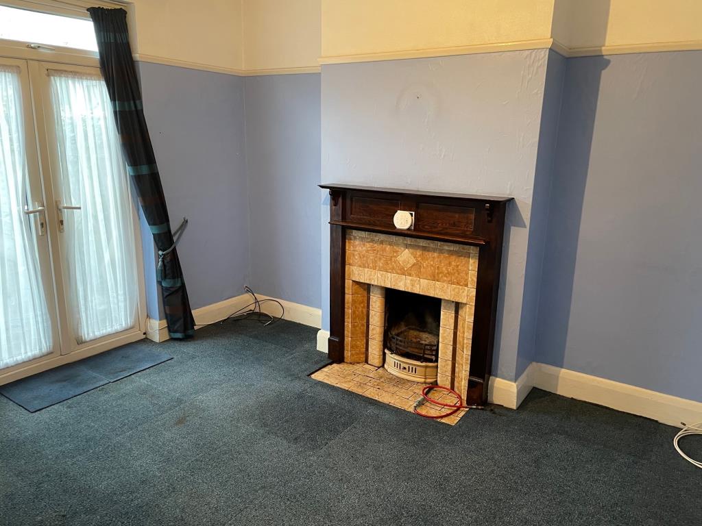 Lot: 135 - SEMI-DETACHED HOUSE FOR IMPROVEMENT WITH POTENTIAL TO EXTEND -